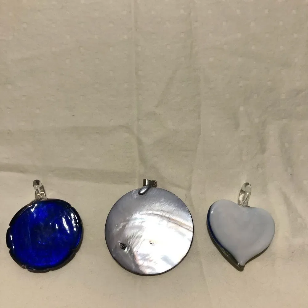 3 Pendants - Picture 4 of 5